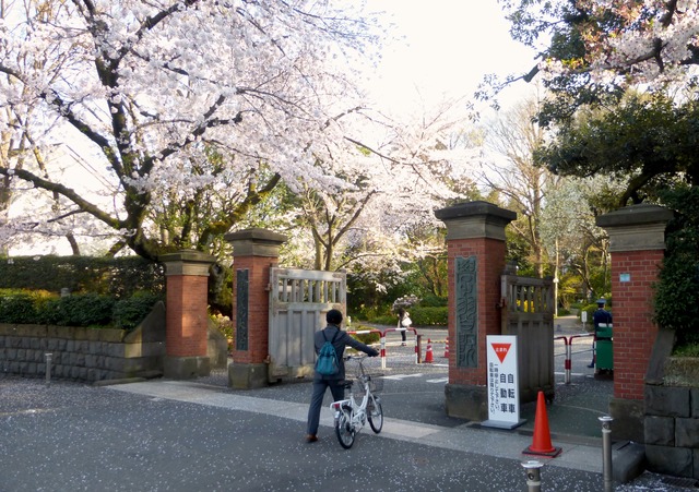 他大学に侵入して授業受けるのって犯罪？