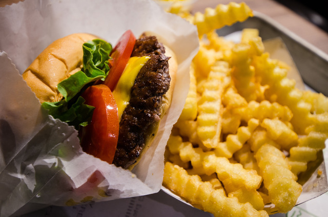 2560px-Shake_Shack_burger_and_fries_(14129412503)