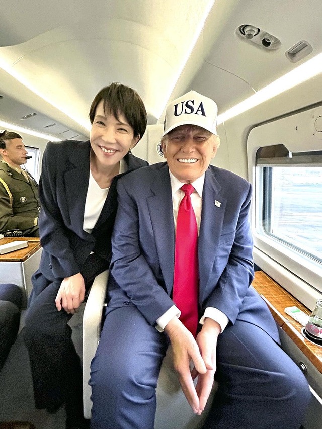 【速報】高市首相、トランプと大統領専用ヘリでツーショットｗｗｗ　マリーン・ワンの中で撮影され話題に
