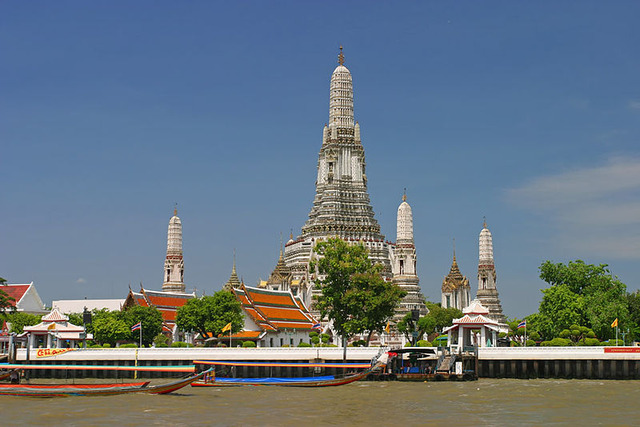 800px-Wat_Arun_from_Chao_Phraya_River