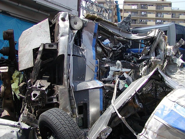 Amagasaki_derailment_damage_to_the_first_car