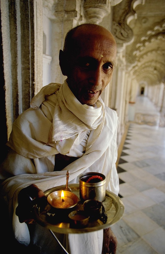 800px-Jain_votary_holds_a_votive_candle