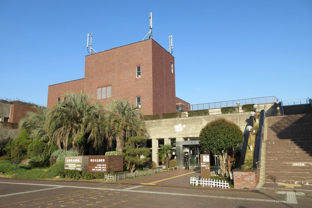解体すれば8億円　「廃虚」維持に年300万円　宙に浮く図書館跡　兵庫県明石市