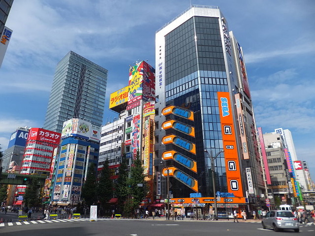 800px-Mansei-bashi_Crossing,_21_July_2013