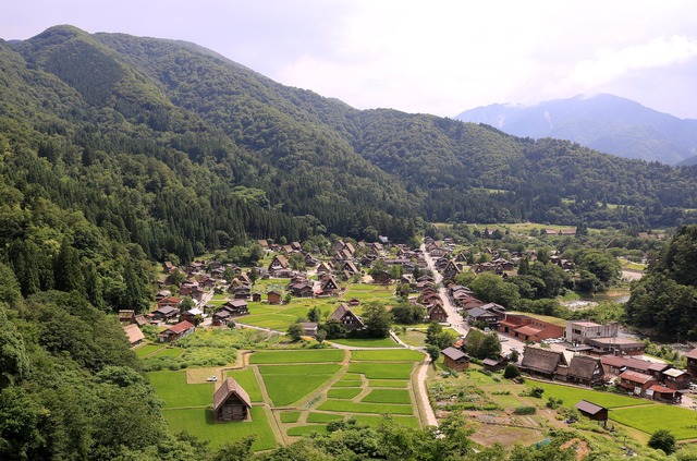 2560px-Shirakawa-go_(2017-07-22)