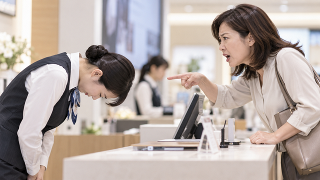 「お客様は神様です」←日本の過剰な接客がクレーマーを生んだ説