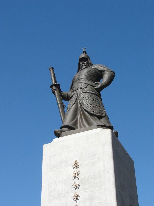 Ли сун сине. Ли Сунсин. Адмирал ли Сун син. Статуя ли Сун сина. Адмирал ли Сун син в Сеуле.