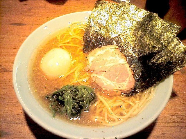 家系ラーメン「700円です。ご飯と漬け物食べ放題です。ランチタイムは叉焼の切れ端入れ放題です。」
