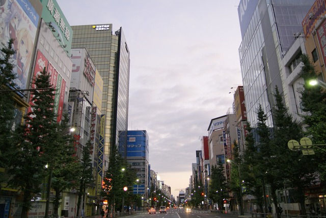 電気街の夜明け_-_panoramio