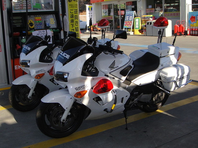 800px-Honda_VFR_800P_Police_Tx-re