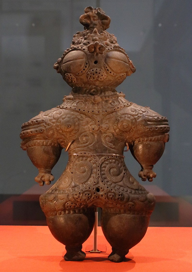 800px-Dogū_(figurine)_-_With_goggle-shaped_eyes