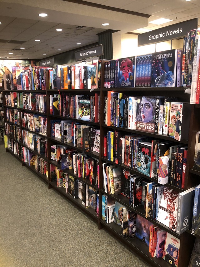 【悲報】アメリカの本屋、漫画のスペースが巨大になりアメコミは隅へ追いやられる