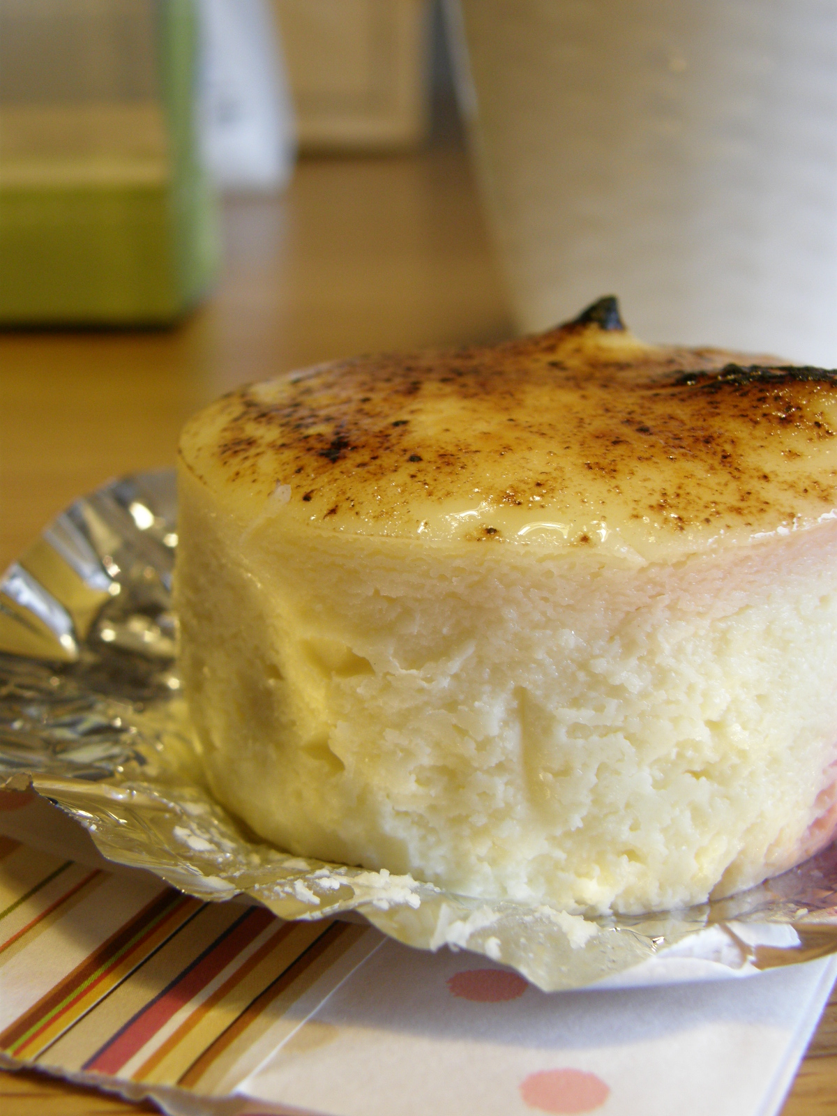 ほぼ例外なくみんな ミルクチーズケーキ を買う 御献上カスティーラ 秋田県秋田市保戸野桜町 お気楽ネコののんきな日々 屋根裏