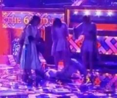 レコ大 発表時に「豆柴の大群」1人が転倒 運び出される