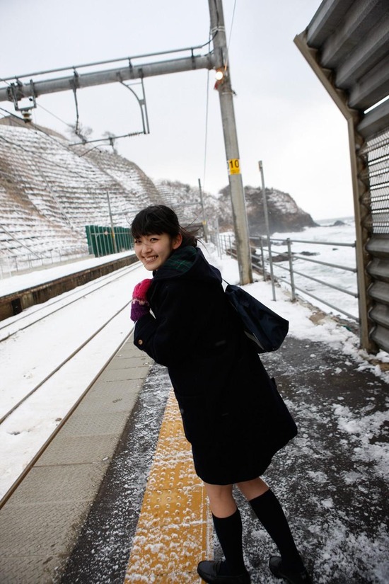 鈴木愛理9雪国制服画像 (4)