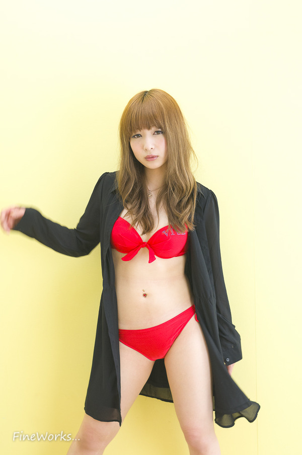 刻田麻亜子2黒コートの下に赤ビキニの画像 (6)