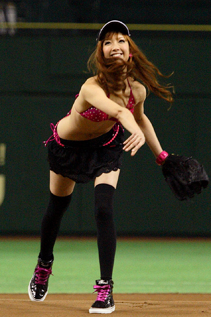 菜々緒6東京ドームの始球式 (1)