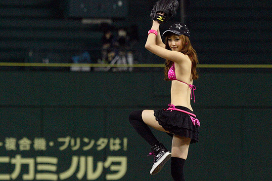 菜々緒6東京ドームの始球式 (4)