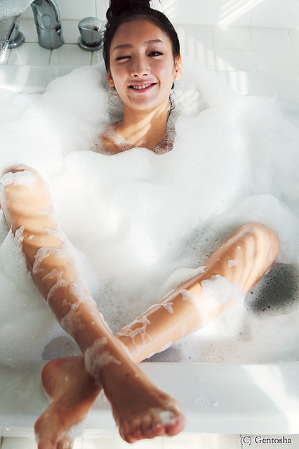 菜々緒2セクシー水着画像 (1)