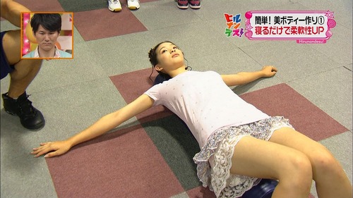 足立梨花のお尻が魅力的なグラビア画像031