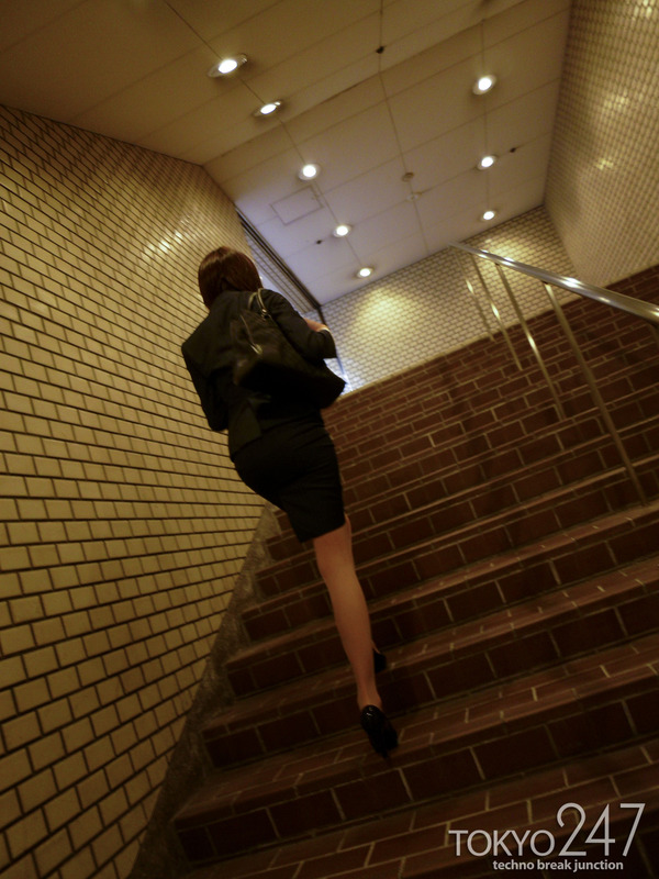 変態ドMっ娘3OL制服で散歩する画像 (7)