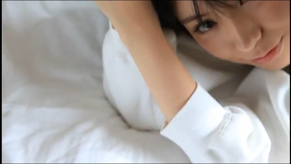 佐武宇綺4ベッドで胸チラ画像 (5)