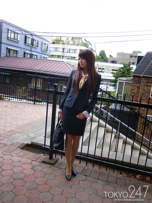 変態ドMっ娘3OL制服で散歩する画像 (1)