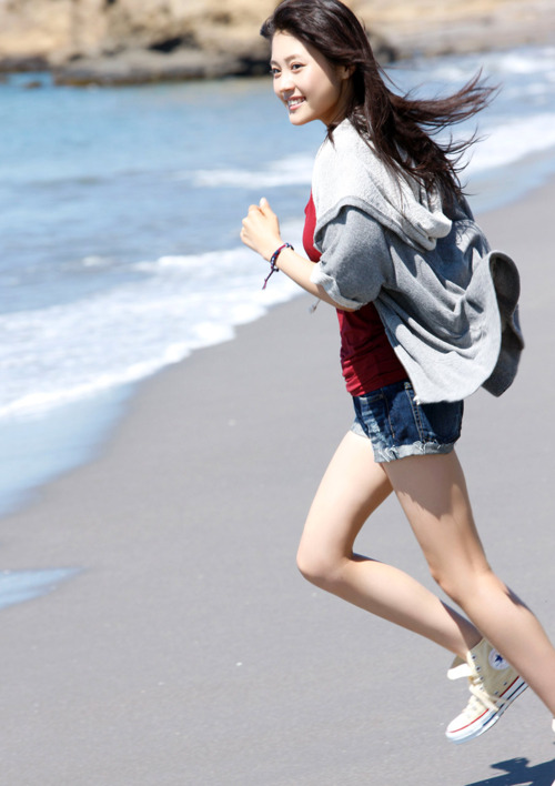 有村架純4浜辺ビキニ水着 (3)