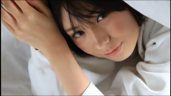 佐武宇綺4ベッドで胸チラ画像 (4)