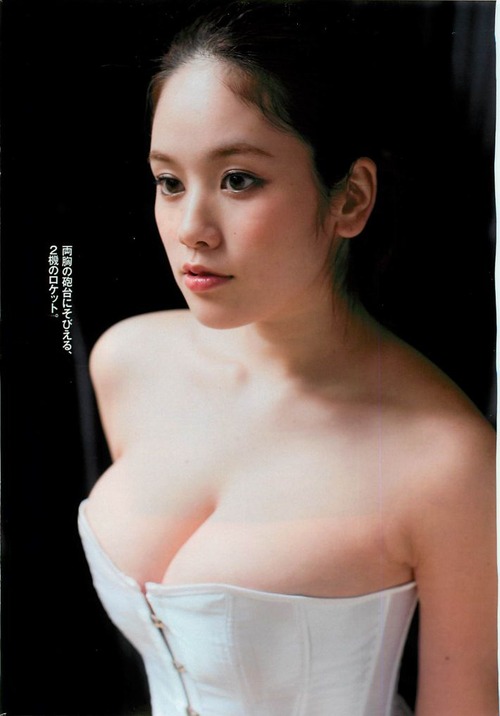 筧美和子1ロケット型おっぱい画像 (1)