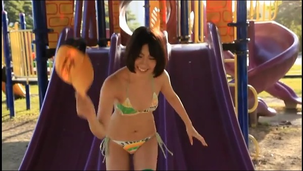 佐武宇綺3公園でビキニ水着画像