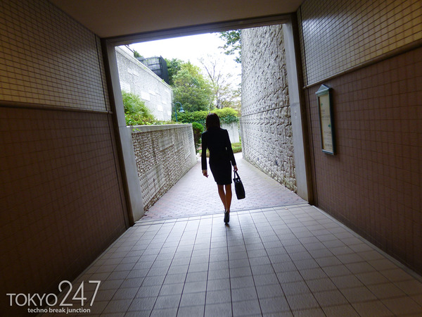 変態ドMっ娘3OL制服で散歩する画像 (4)