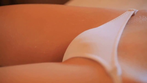 相楽樹2同級生3白ビキニ水着画像 (2)