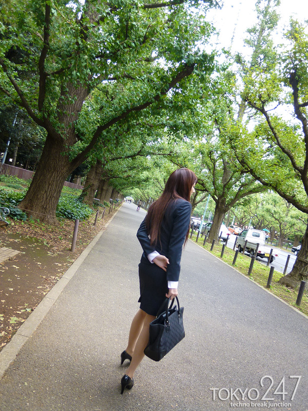 変態ドMっ娘4OL制服で散歩する画像 (8)