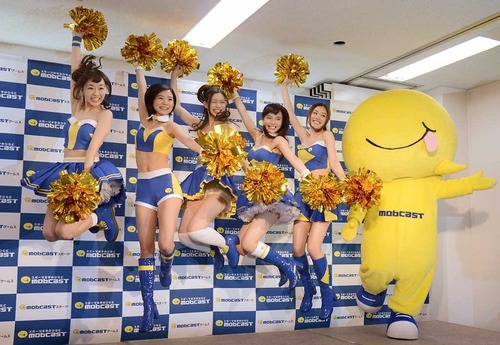 足立梨花のお尻が魅力的なグラビア画像024