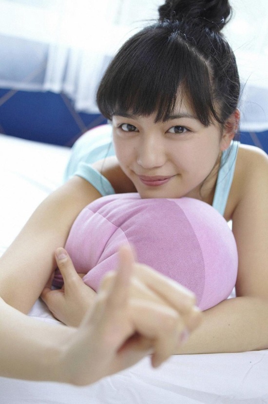 川口春奈4ベッドでまったりしている画像 (1)