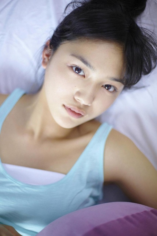 川口春奈4ベッドでまったりしている画像 (7)