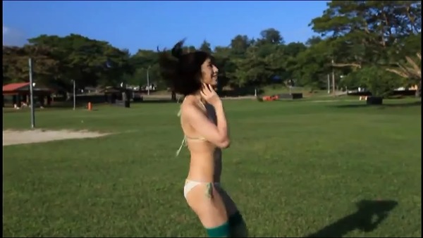 佐武宇綺１草原でビキニ水着画像 (3)