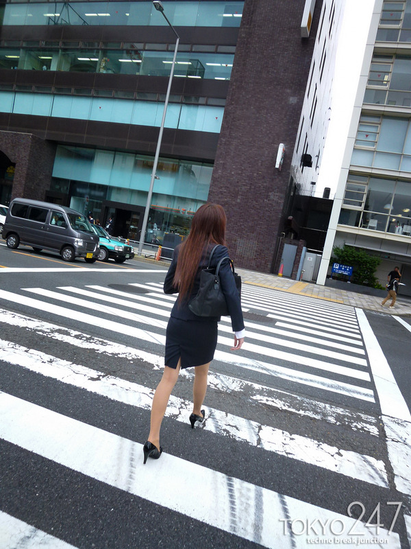 変態ドMっ娘4OL制服で散歩する画像 (3)