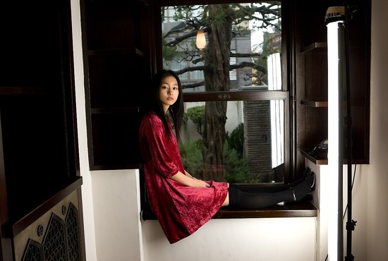 忽那汐里1赤いワンピース画像 (1)