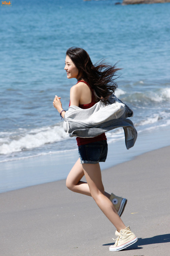 有村架純4浜辺ビキニ水着 (1)