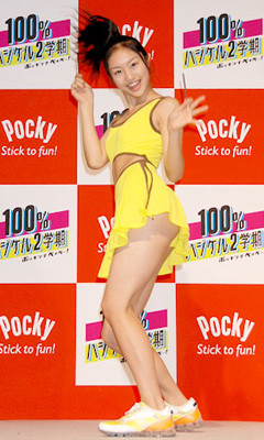 忽那汐里1ポッキーCMパンチラ画像 (1)