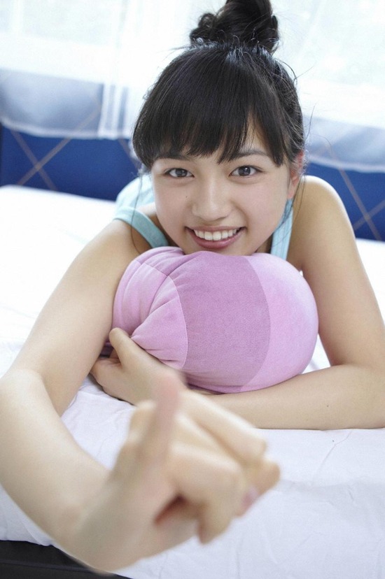 川口春奈4ベッドでまったりしている画像 (9)