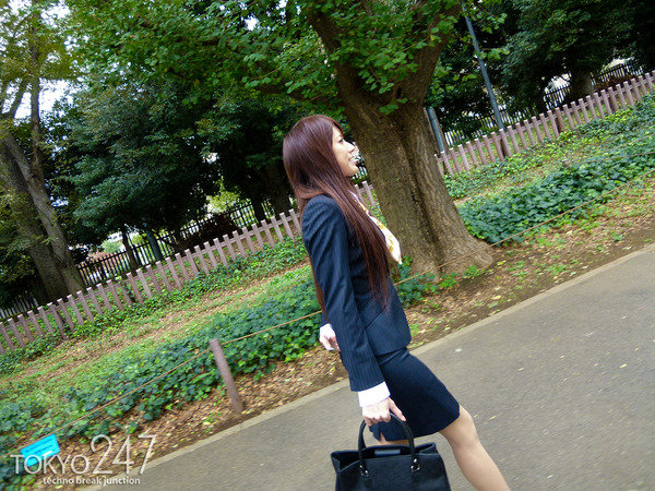 変態ドMっ娘4OL制服で散歩する画像 (9)