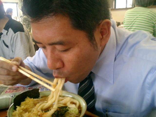 第三山本の 冷やしたぬき 食う ねる ネコとあそぶ