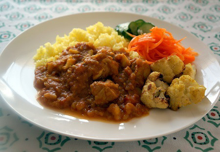 イエローチキンカレーと野菜の付け合わせ1