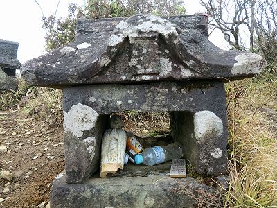 024　山頂の石祠