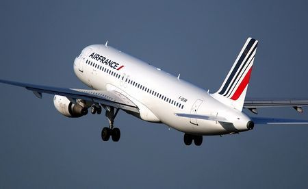 なぜ飛行機に乗るのが怖いのか？