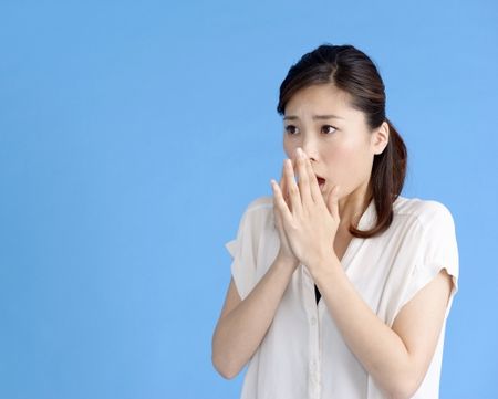 驚く