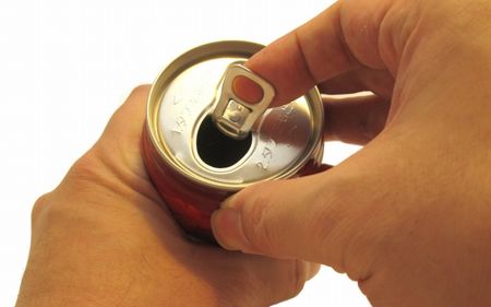 缶ジュース飲み口をふく？